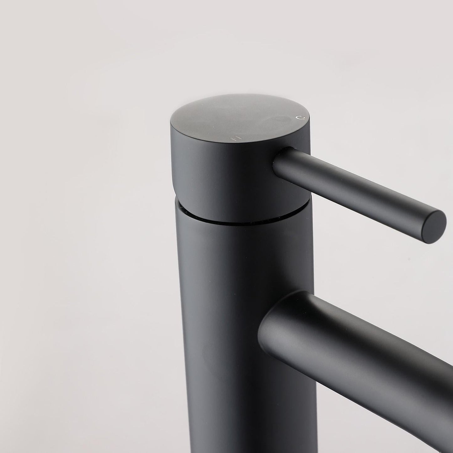 Høyt Servantkran – Elegant Matt Svart Finish