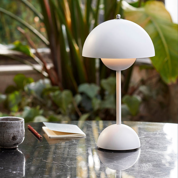 Draagbare Tafellamp – Modern Design en Mobiele Verlichting