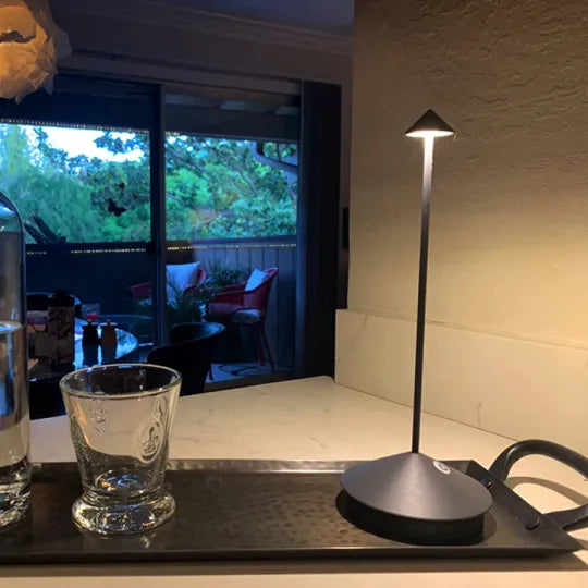 LED-pöytälamppu – langaton ja ladattava