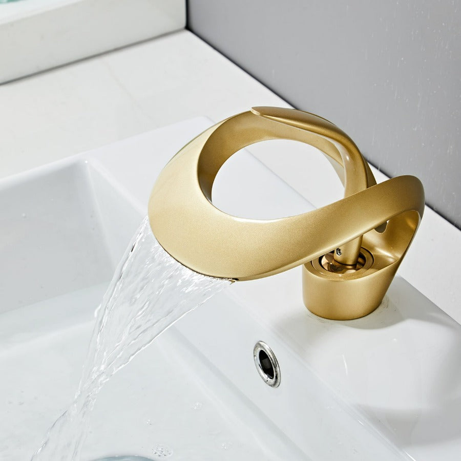 Moderne Baderomsarmatur – Bøyd og Elegant