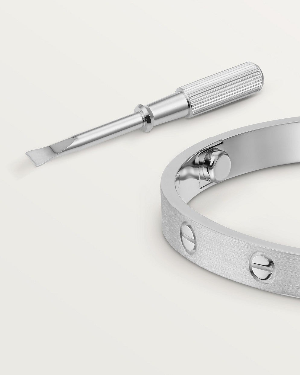 Steifes Armband – Finish Silber und raffinierter Stil