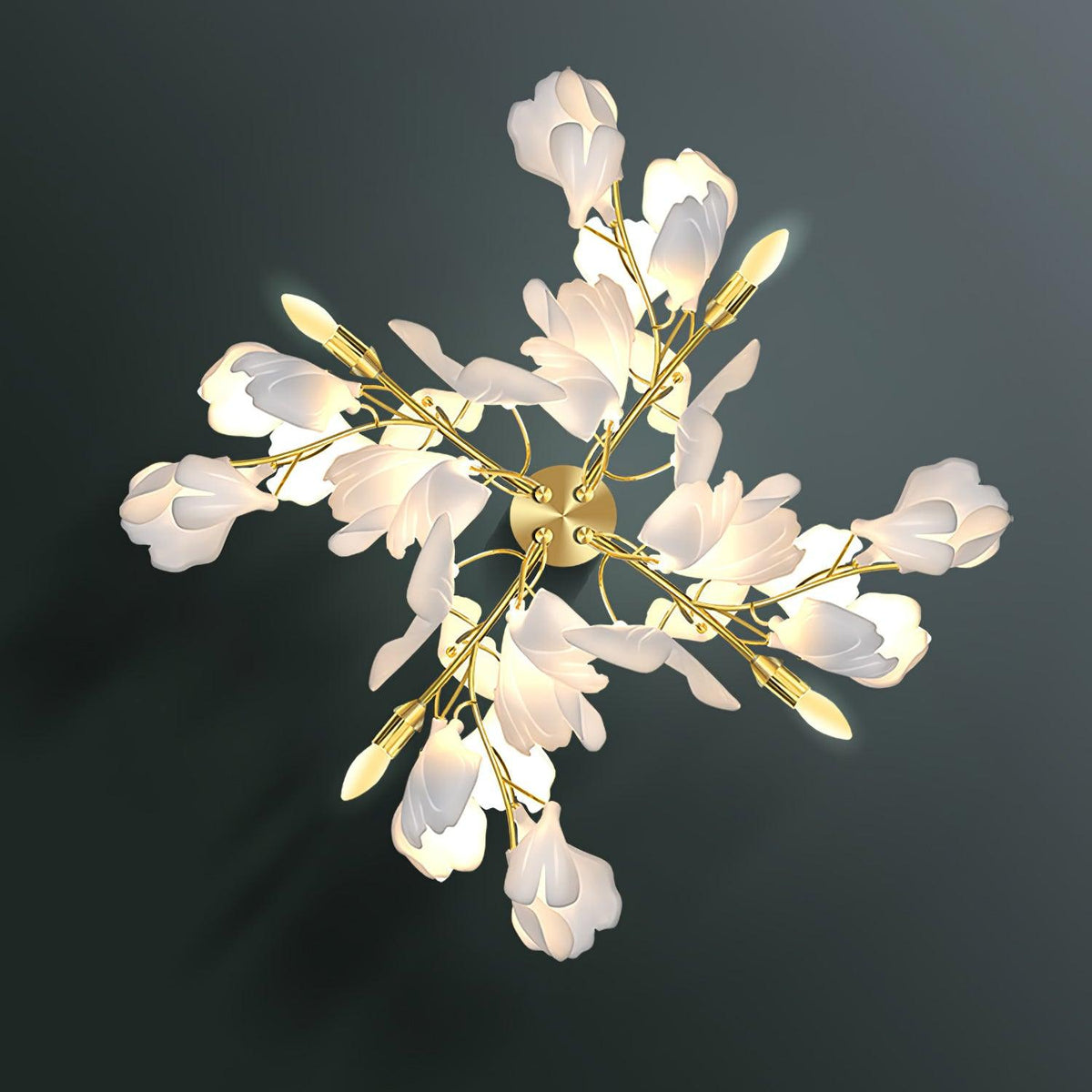 Blomstret vegglampe - Gylden eleganse og mykt lys