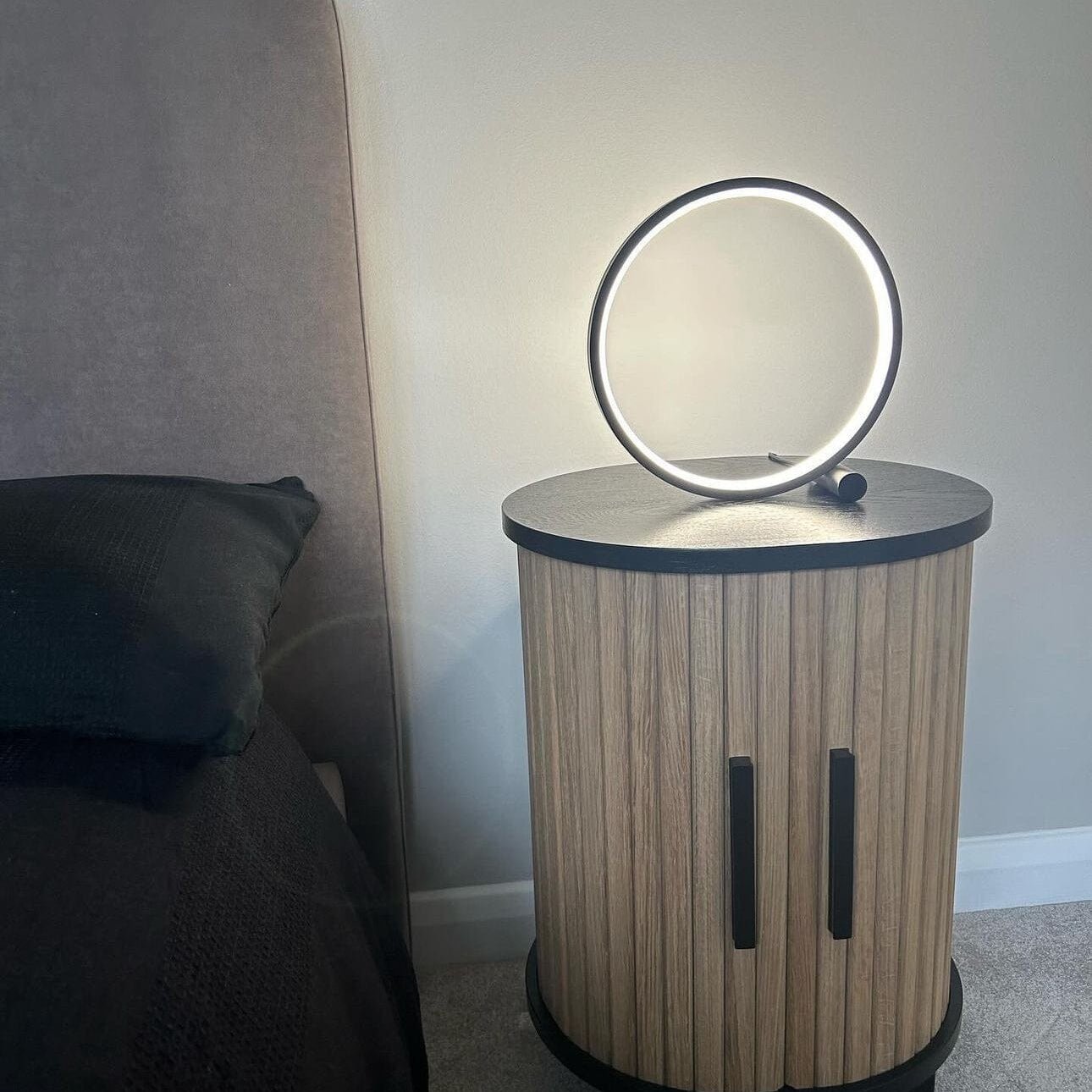 Kulatá stolní lampa s dotykovým senzorem – modernita a pohodlí 
