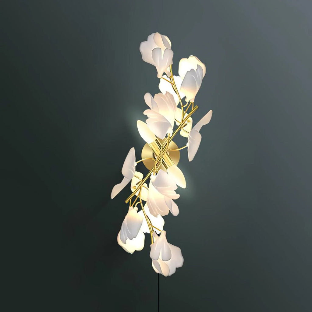 Blomstret vegglampe - Gylden eleganse og mykt lys