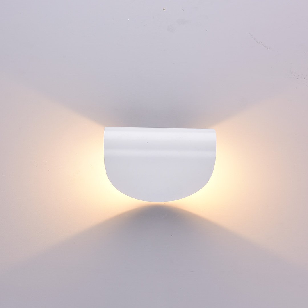 Modern Wall Sconce – Elegance and Refinement 