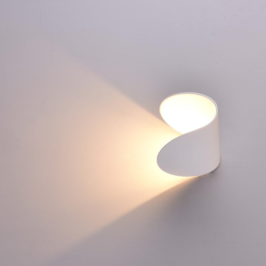 Modern Wall Sconce – Elegance and Refinement 
