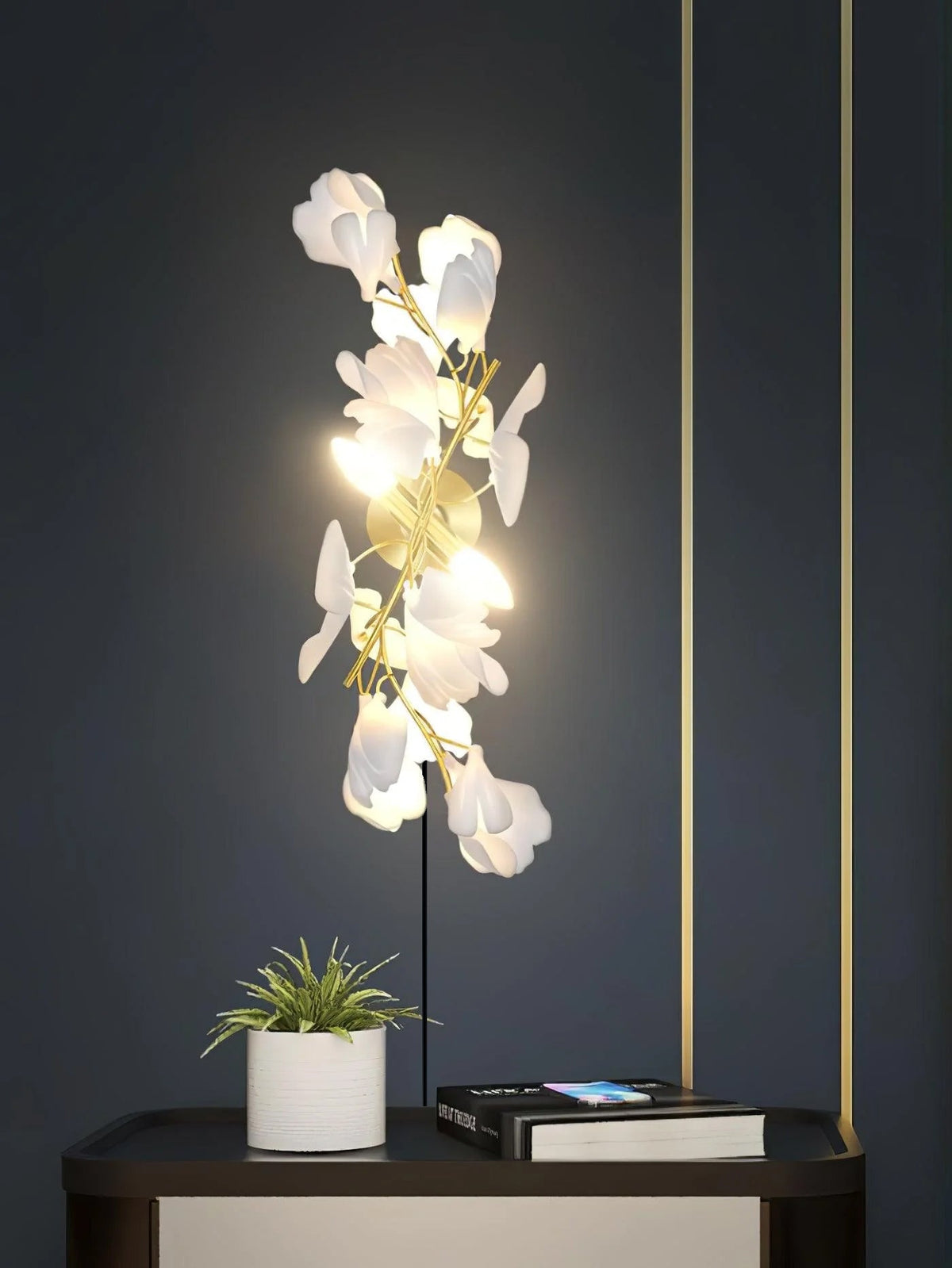 Blomstret vegglampe - Gylden eleganse og mykt lys