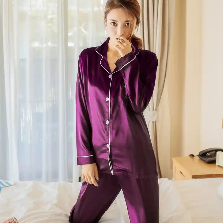 Sandra | Kiiltävä Pyjama – Yöaikojen Eleganssia Ja Herkkää Kosketusta 