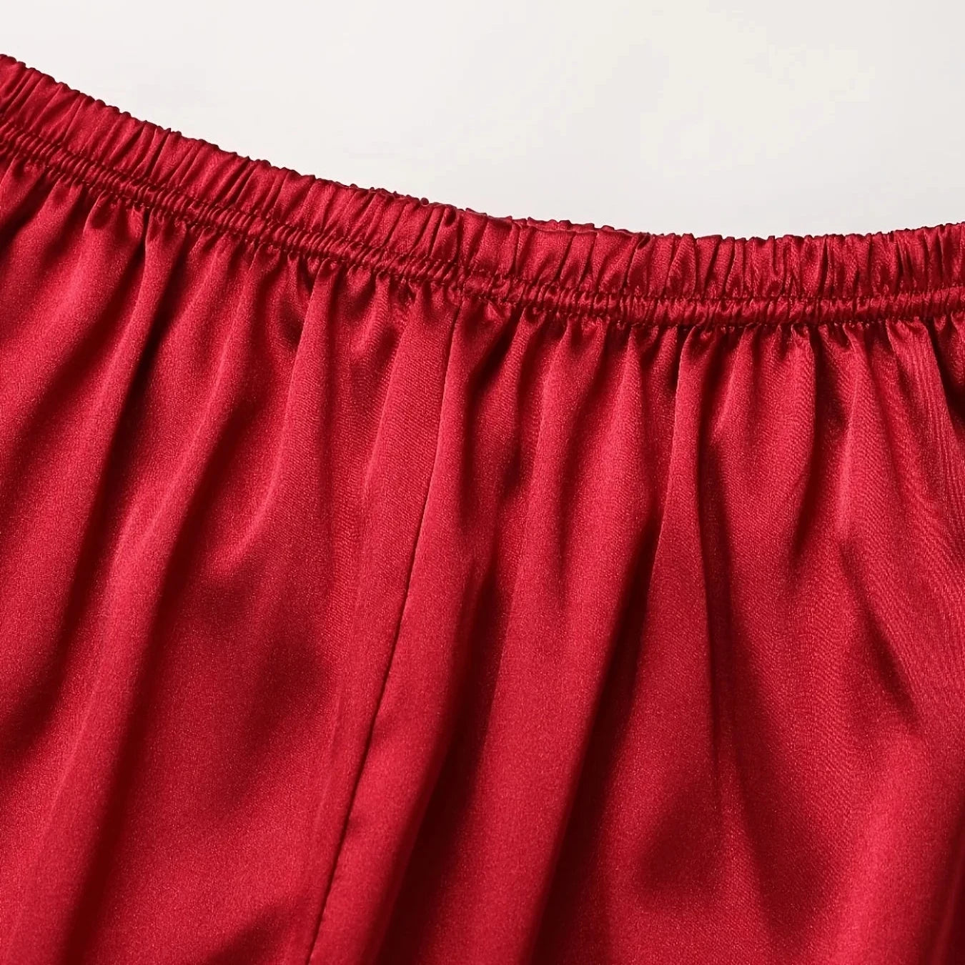 Sandra | Kiiltävä Pyjama – Yöaikojen Eleganssia Ja Herkkää Kosketusta 