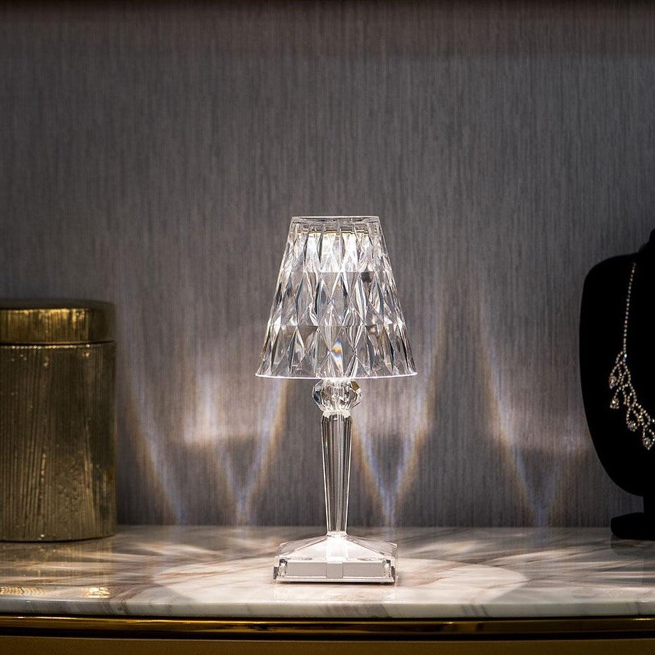 Křišťálová stolní lampa – moderní elegance a útulná atmosféra 