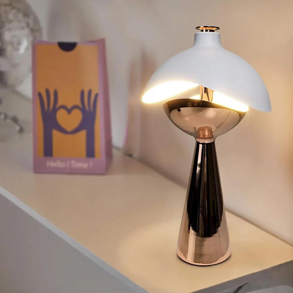 Stolní lampa s vyřezávaným designem – elegance a originalita 