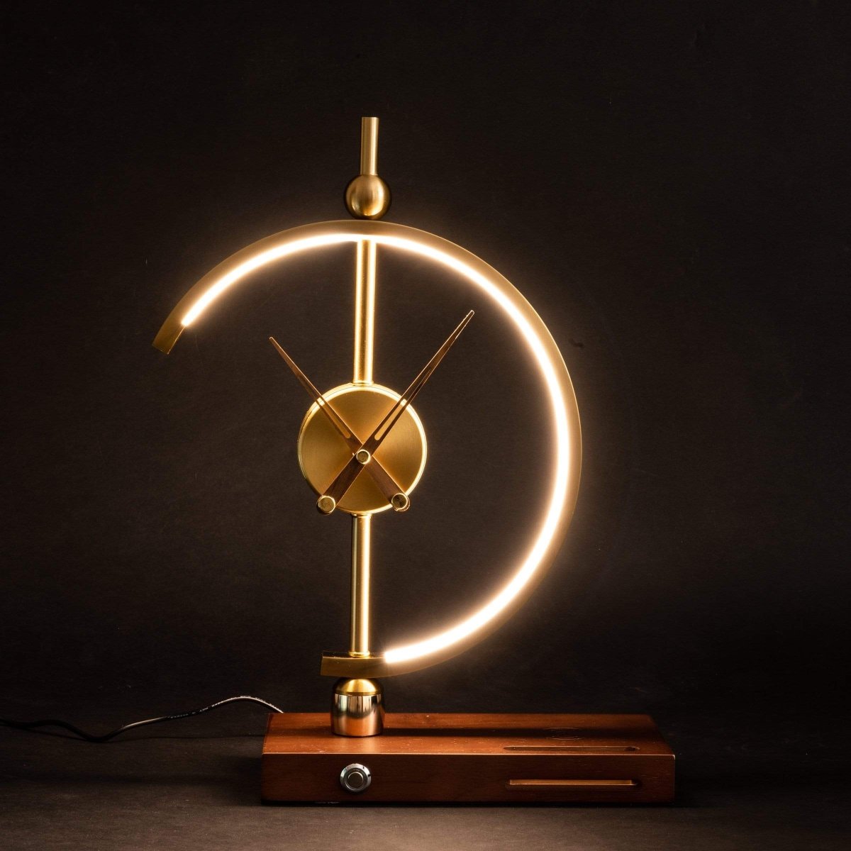 Stolní lampa s hodinami a bezdrátovou nabíječkou – moderní a praktický design 