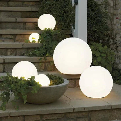 Trådløs Udendørs Kuglelampe – Nomadisk og Elegant Belysning 