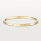 Minimalistický zlatý náramek – diskrétní a nadčasová elegance 