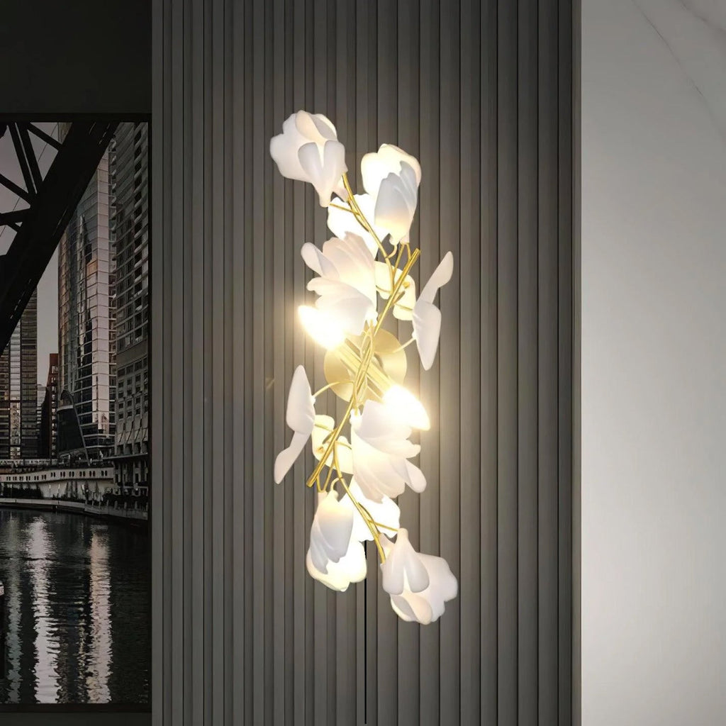 Blomstret vegglampe - Gylden eleganse og mykt lys