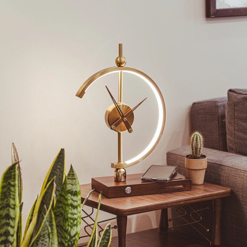 Stolní lampa s hodinami a bezdrátovou nabíječkou – moderní a praktický design 